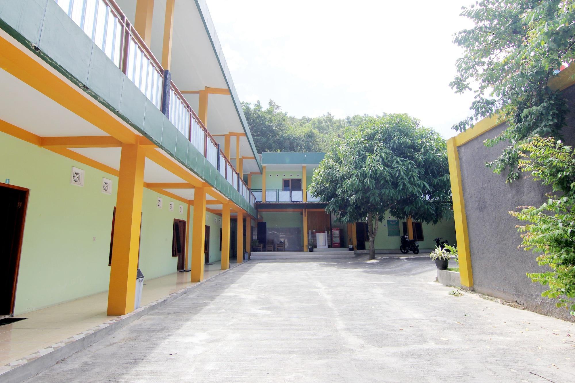 Losmen Alden Kretek Buitenkant foto
